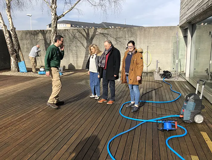 Imaxe de arquivo de traballos no complexo da piscina municipal