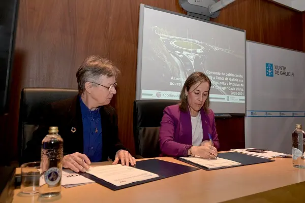 A conselleira de Infraestruturas e Mobilidade, Ethel V&aacute;zquez, asina un convenio de colaboraci&oacute;n coa delegada da Asociaci&oacute;n Stop Accidentes Galicia, Jeanne Picard Mahaut, para o impulso de novas medidas en pro da defensa da seguridade viaria.
Foto: Moncho Fuentes / AGN A Coru&ntilde;a