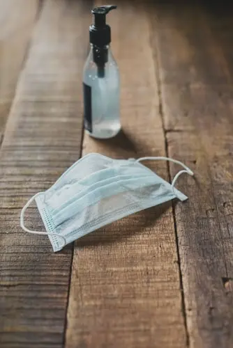 La mascarilla y el gel son medida de protecci&oacute;n contra el covid-19