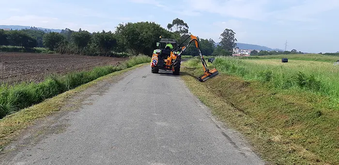 Traballo de desbroce na zona de Tor&aacute;s (imaxe de arquivo)