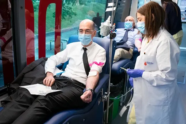 El conselleiro de Sanidade, Jes&uacute;s V&aacute;zquez Almui&ntilde;a, acudi&oacute; a donar sangre (Foto Xo&aacute;n Crespo)
