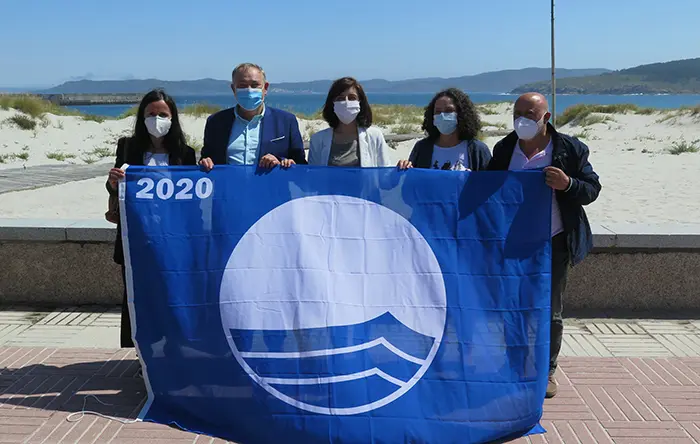 Coa bandeira azul para o ver&aacute;n na praia de Cai&oacute;n
