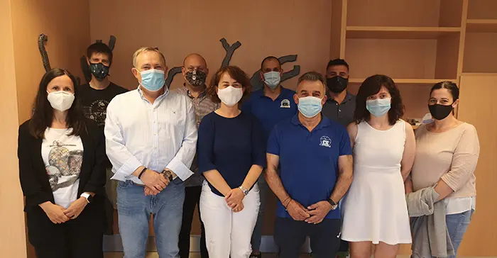 Membros da directiva do Club baloncesto Laracha con representantes do Concello