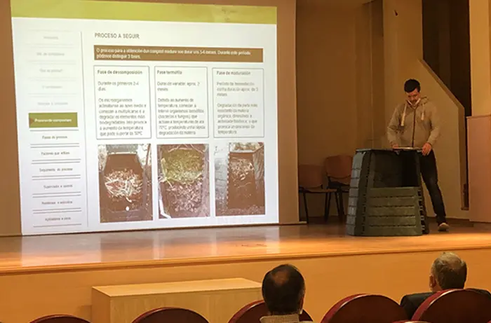 O acto de entrega dos composteiros e a charla informativa aos veci&ntilde;os foi na Casa da Cultura da Laracha