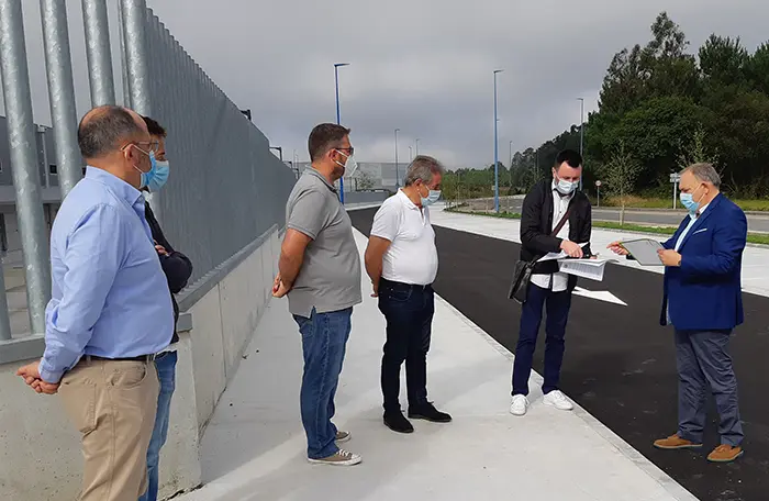 Representantes do goberno local da Laracha e Inditex asinaron a acta de recepci&oacute;n polo Concello do aparcamento p&uacute;blico no pol&iacute;gono industrial