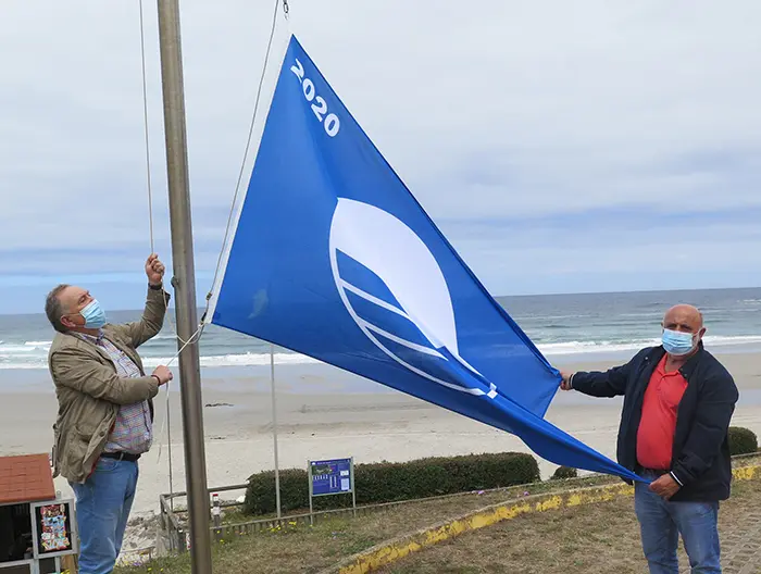 O alcalde de A Laracha no acto de izado o pasado ano 2020 do galard&oacute;n na praia de Cai&oacute;n