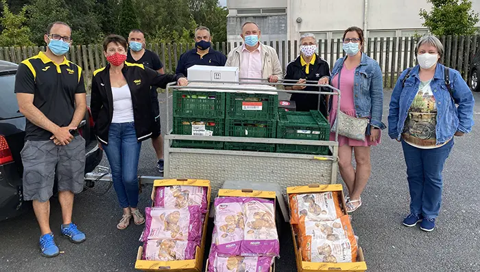 Representantes da directiva e adestradores da entidade xunto ao alcalde, Jos&eacute; Manuel L&oacute;pez Varela, e &aacute; concelleira Roc&iacute;o L&oacute;pez na doaz&oacute;n de alimentos