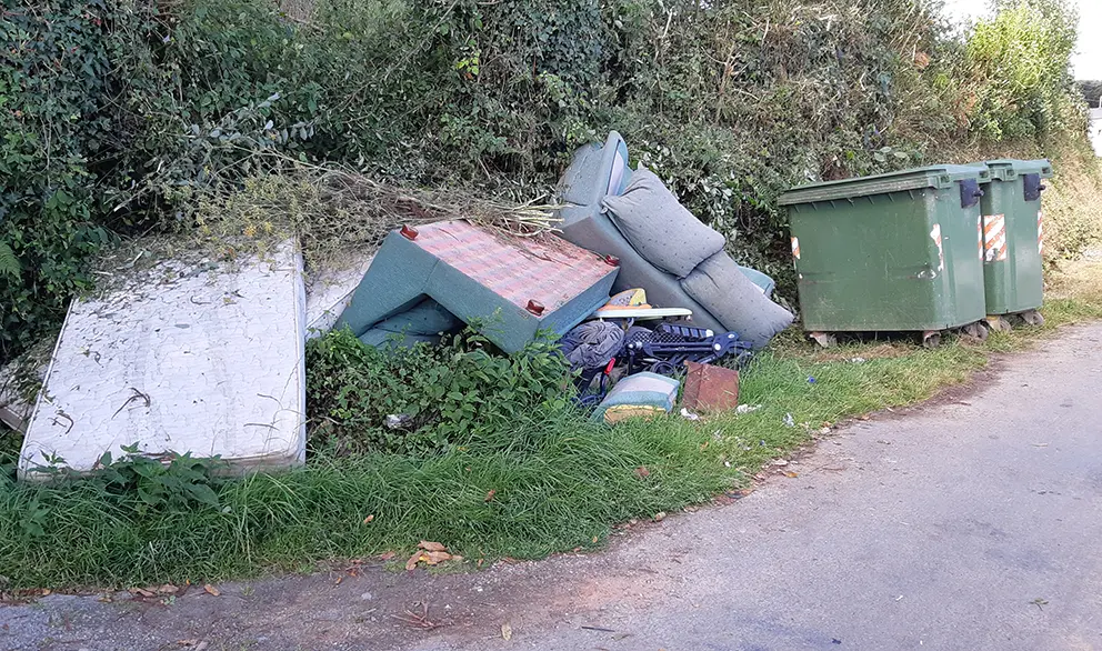 O lixo foi localizado no cruce da estrada que comunica os lugares de O Cruceiro e A Fontefr&iacute;a