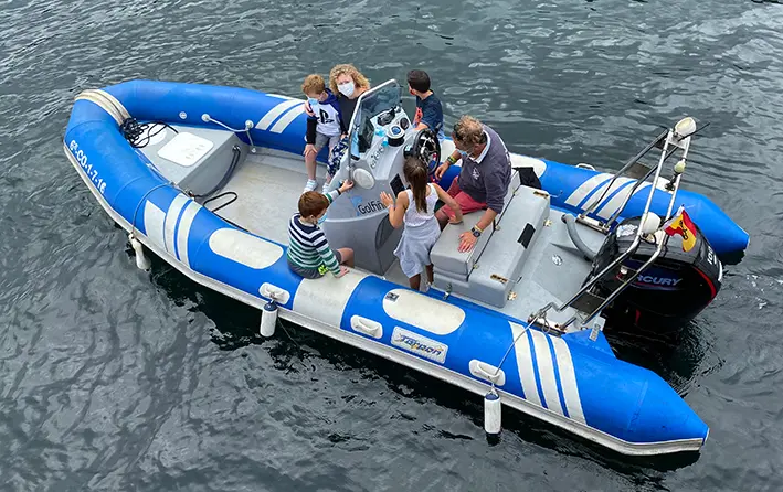 Los participantes hicieron un recorrido en barco de una hora de duraci&oacute;n
