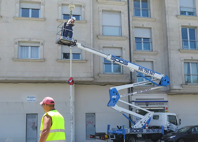 Traballos de execuci&oacute;n da instalaci&oacute;n das luminarias, financiados co apoio do Instituto IDAE