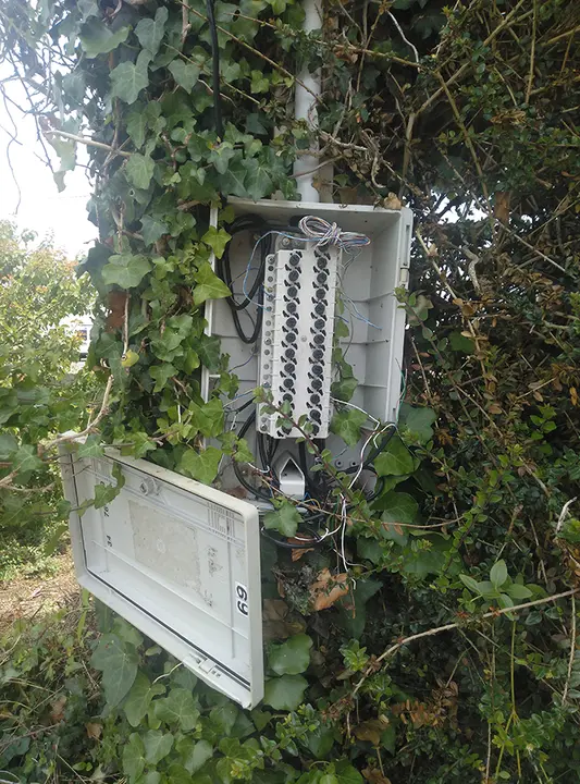 En muchos puntos del Concello se puede ver falta de mantenimiento en cableado telef&oacute;nico