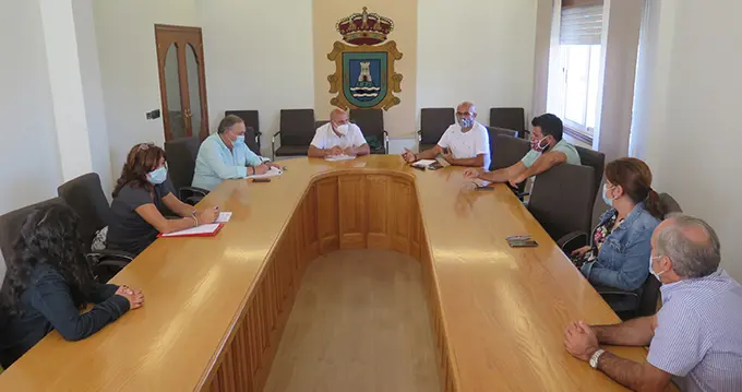 A reuni&oacute;n do grupo municipal e os directores dos centros de ensino foi no Concello da Laracha