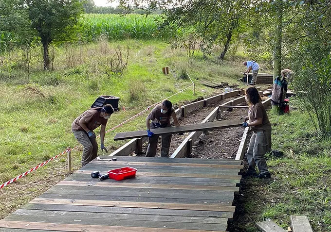 Alumnos do obradorio de emprego traballan no paseo fluvial do r&iacute;o Anll&oacute;ns