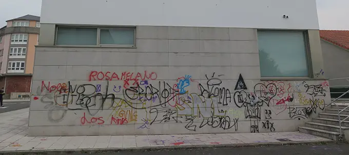 Pintadas e grafitis no lateral da biblioteca da Laracha