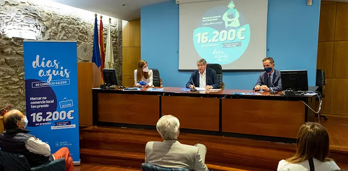 A directora xeral de Comercio e Consumo, Sol V&aacute;zquez, presenta a campa&ntilde;a D&iacute;as Azuis do comercio galego
foto Xo&aacute;n Crespo
