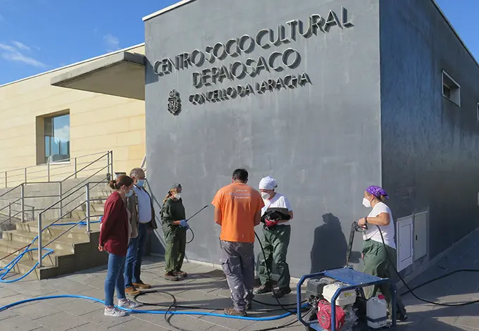 Os alumnos-traballadores do obradoiro de emprego no centro sociocultural de Paiosaco xunto ao alcalde