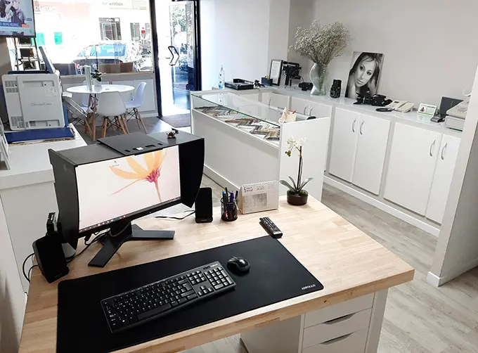 Parte del interior del estudio Foto Manolo situado en A Laracha