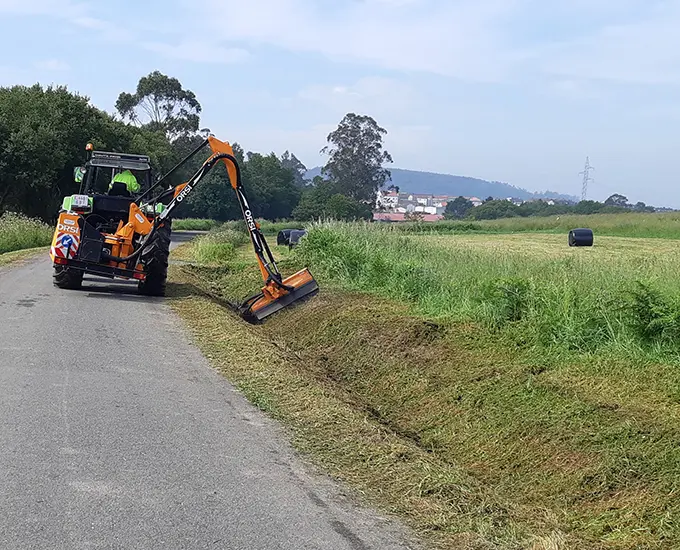 Desbroce en distintos sectores do Concello da Laracha