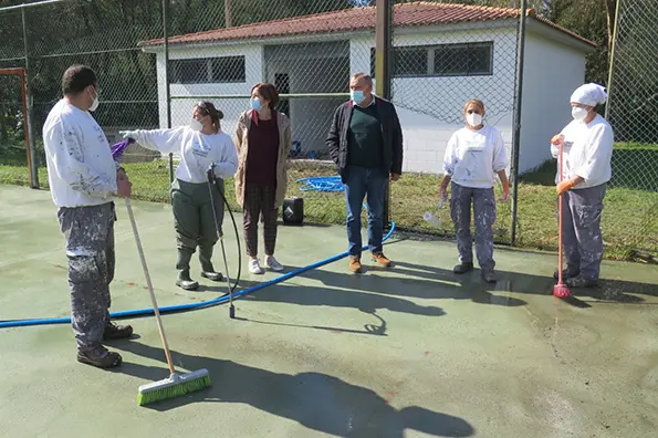 O alcalde e a concelleira visitaron ao alumnado na pista descuberta