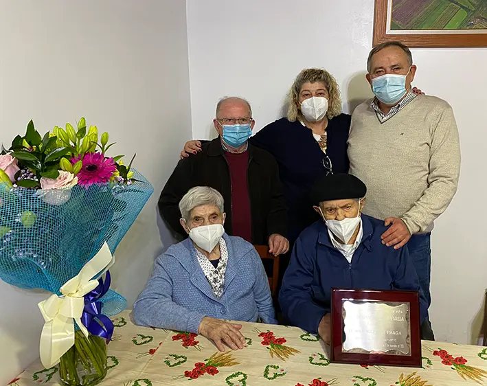 Sentados, Jos&eacute; Iglesias a s&uacute;a muller Dorinda. De p&eacute;, xunto a Mari Carmen - unha das fillas do matrimonio-, Jos&eacute; Manuel L&oacute;pez Varela, alcalde da Laracha, e D. Manuel Mallo, cura da parroquia de Soandres
