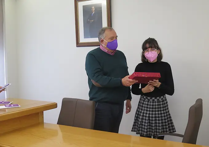 O alcalde entrega un dos premios no sal&oacute;n de Plenos