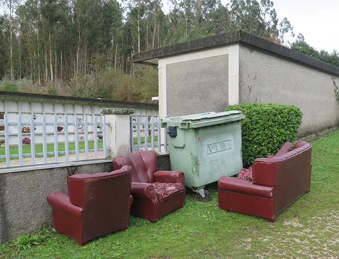 Abandono de lixo detectado xunto ao cemiterio de Erboedo