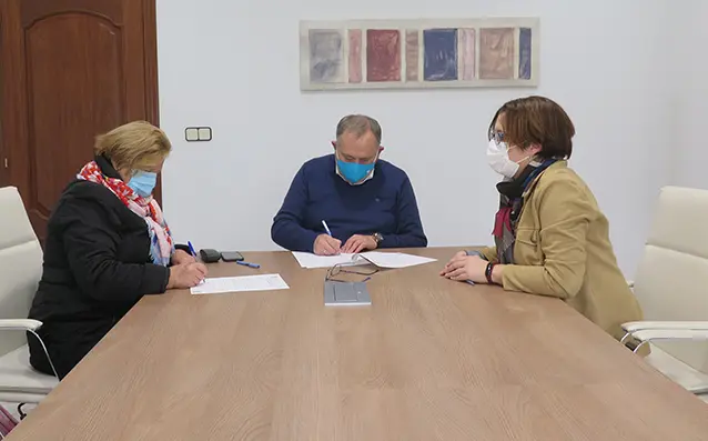 Firma dun convenio entre asociaci&oacute;n de comercio e Concello da Laracha en 2021 (imaxe arquivo)