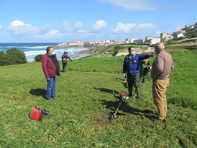 Traballos de conservaci&oacute;n no entorno da praia de Cai&oacute;n
