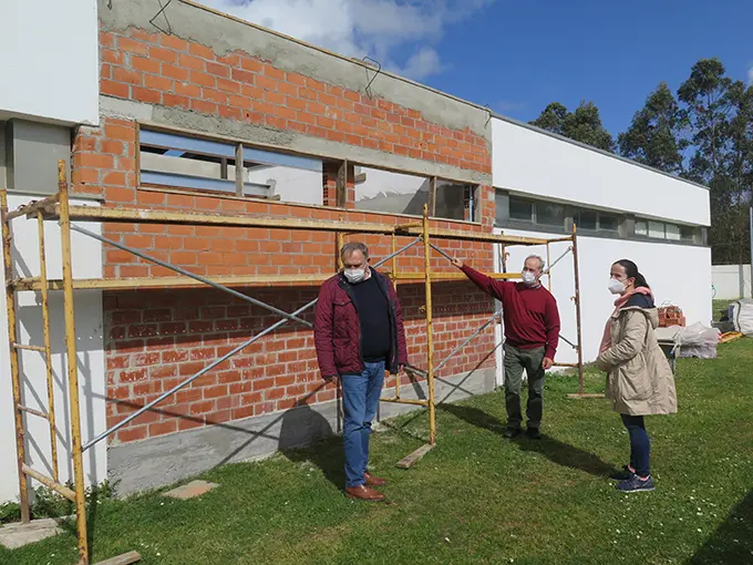 Alcade e concellerios vistan obras no novo local do campo de f&uacute;tbol municipal