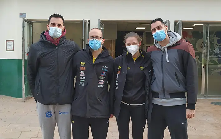 Los nadadores en Elche junto a su entrenador Diego L&oacute;pez