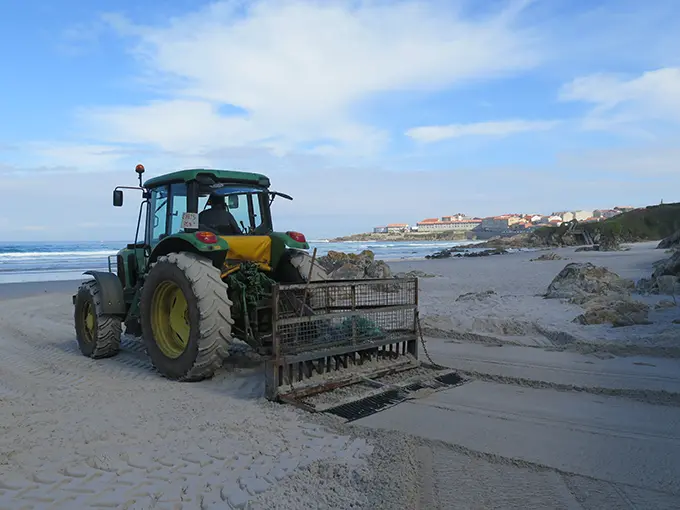 Traballos de limpeza no areal de Cai&oacute;n