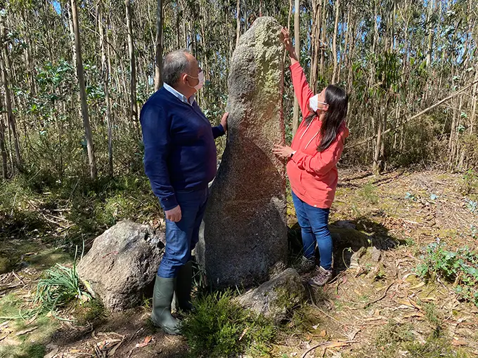 O alcalde da Laracha e concelleira de Cultura xunto ao menhir de Erboedo