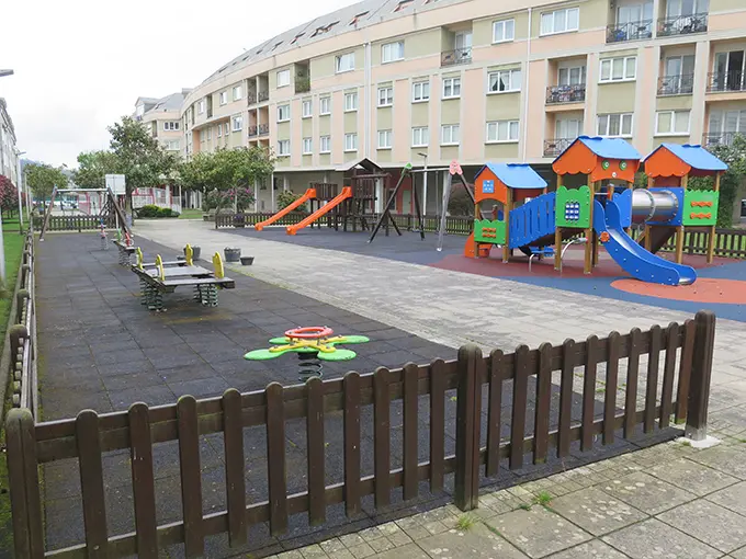 Melloras no parque infantil da plaza Maximino Canedo