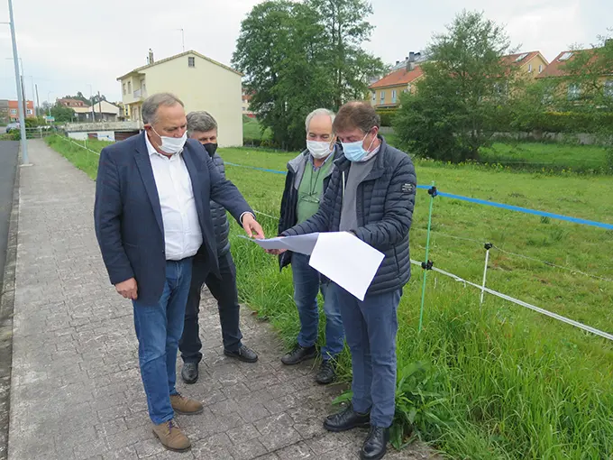 Jos&eacute; Manuel L&oacute;pez Varela e  Jes&uacute;s Souto, mantiveron unha xuntanza no futuro recreo canino, co responsable da empresa contratista