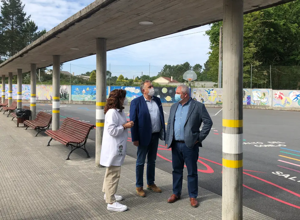 Visita de Indalecio Cabana, o xefe territorial de Educaci&oacute;n aos colexios