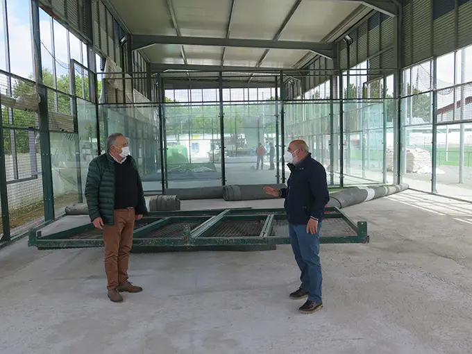 O alcalde e o concelleiro Jos&eacute; Ram&oacute;n Mart&iacute;nez acudiron ao complexo deportivo municipal para supervisar os traballos
