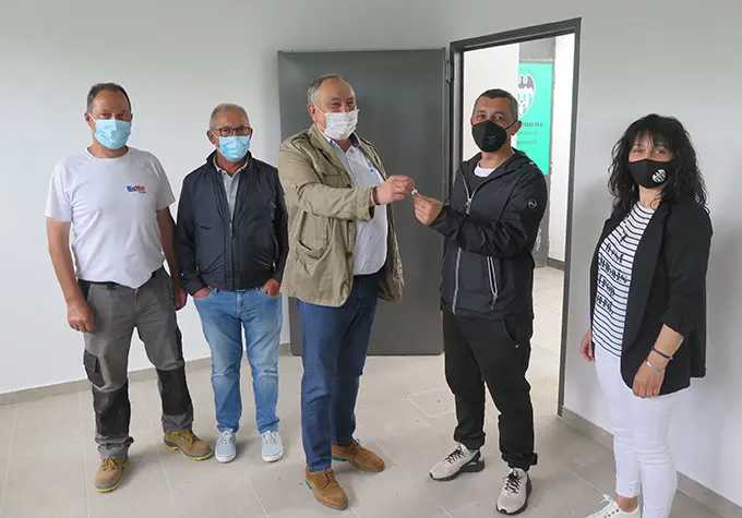 Acto de entrega da chave no novo local do campo de f&uacute;tbol en Paiosaco