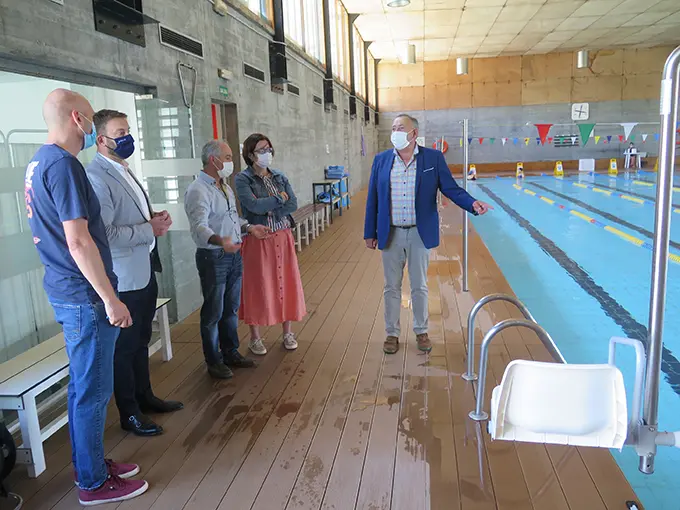 Visita &aacute;s instalaci&oacute;ns da piscina municipal