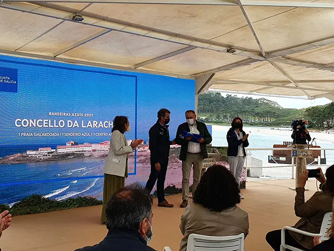 O presidente da Xunta de Galicia entrega a bandeiras azul 2021 ao alcalde da Laracha
