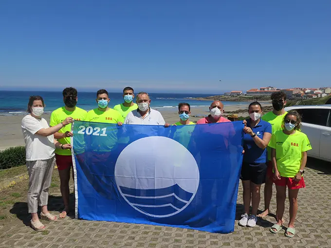 O representantes do goberno local xunto ao equipo de salvamento