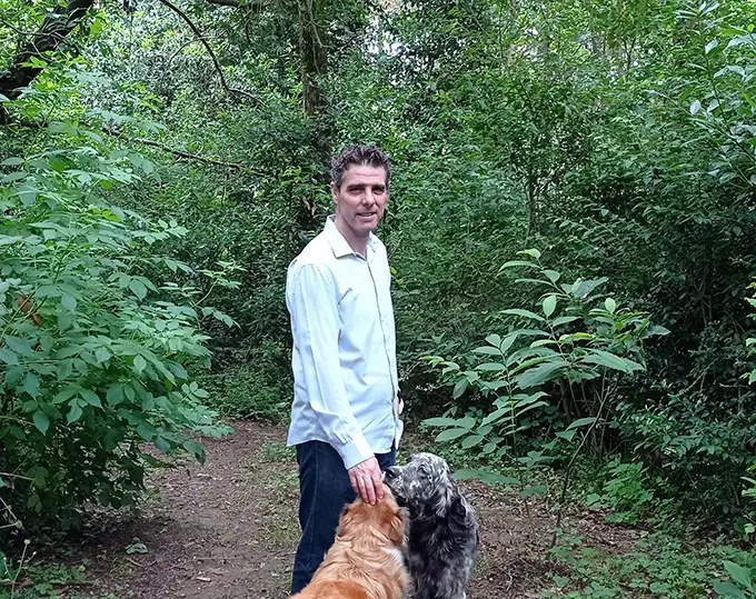 El escritor Juan Mari&ntilde;as en el bosque de su casa de una aldea de A Laracha