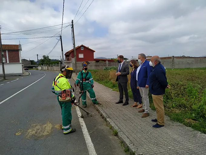 O delegado da Xunta, Gonzalo Trenor e o alcalde da Laracha, Jos&eacute; Manuel L&oacute;pez, informan sobre Aprol Rural