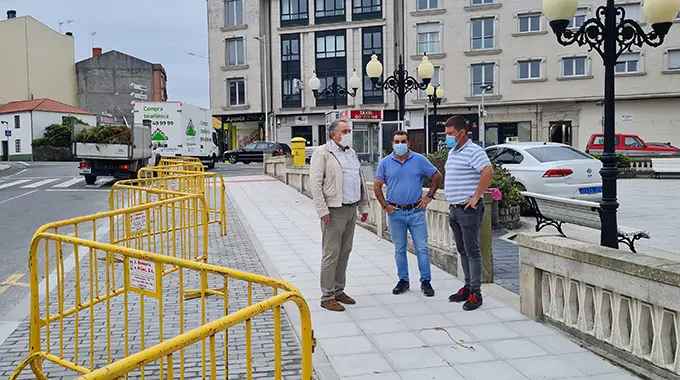 O alcalde, Jos&eacute; Manuel L&oacute;pez Varela, reuniuse con o responsable do proxecto e con Jes&uacute;s L&oacute;pez na fase final da obra
