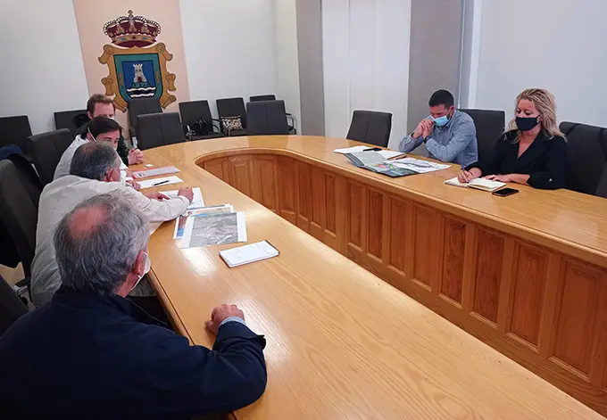 La gerente de SEA, Beatriz Sestayo, y el alcalde de A Laracha se reunieron con empresarios