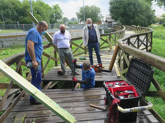 As brigadas medioambientais municipais traballan na actuaci&oacute;n no r&iacute;o Vil&aacute;n, na parroquia de Cabovila&ntilde;o
