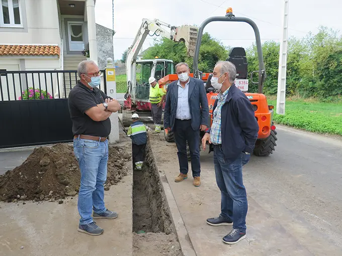 Visita do alcalde e concelleiros a zona das obras de mellora de seguridade en Paiosaco