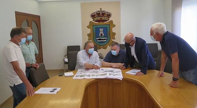 No centro, Jos&eacute; Manuel L&oacute;pez Varela e Xos&eacute; Regueira avaliando o anteproxecto da avenida
