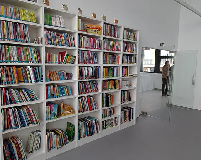 Unha das bibliotecas da Laracha situada no novo centro comunitario de Cai&oacute;n