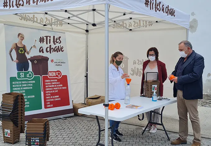 O alcalde, Jos&eacute; Manuel L&oacute;pez Varela, e a concelleira Roc&iacute;o L&oacute;pez acudiron ao stand para interesarse polo desenvolvemento da campa&ntilde;a