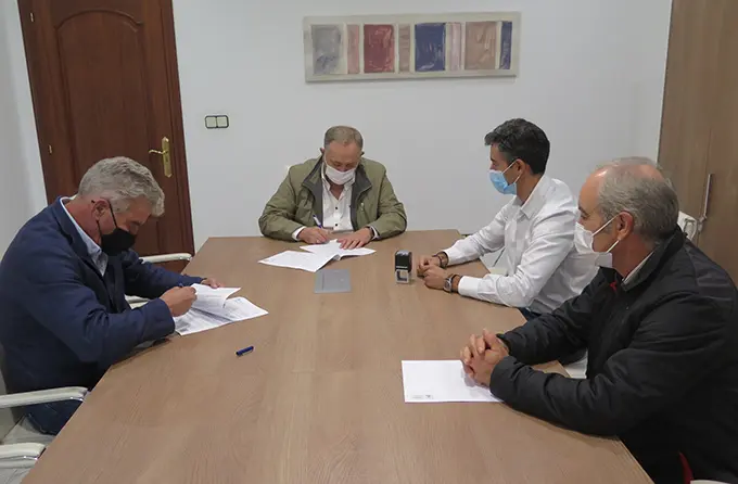 Momento da firma do contrato polas novas obras en A Laracha